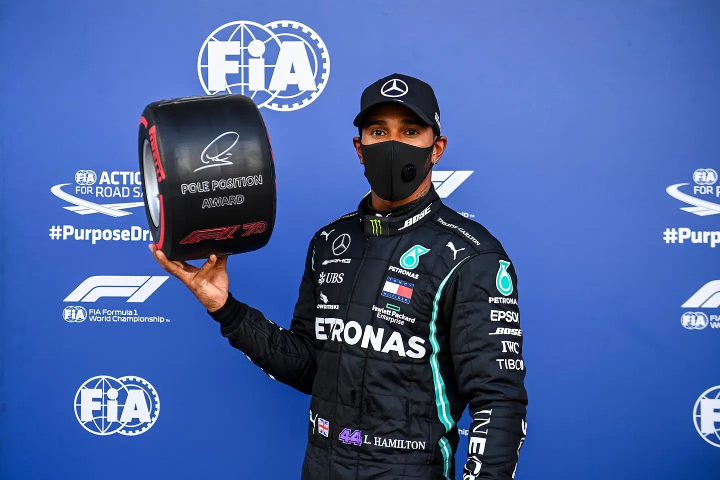 Lewis Hamilton har antydet, at hans rivaler ham omgået dæk-reglerne.