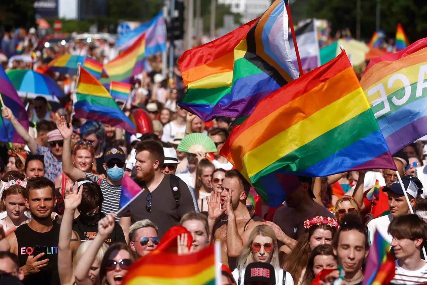 Der er flere hundrede mennesker på gaden.