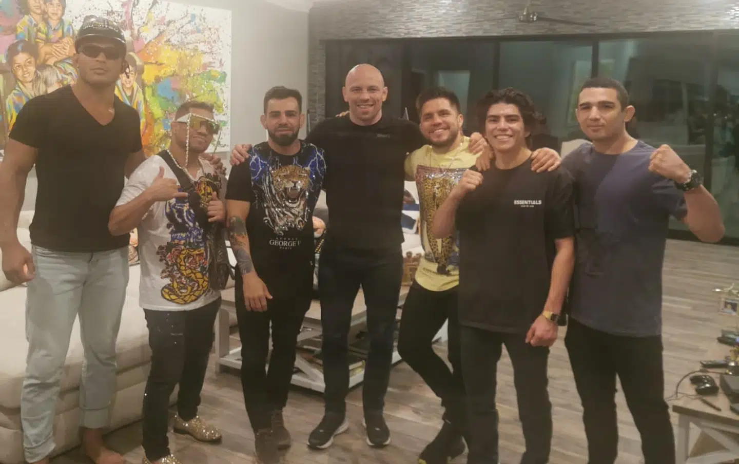 Mark O. Madsen sammen med Henry Cejudo og hans team i Scottsdale, Arizona.