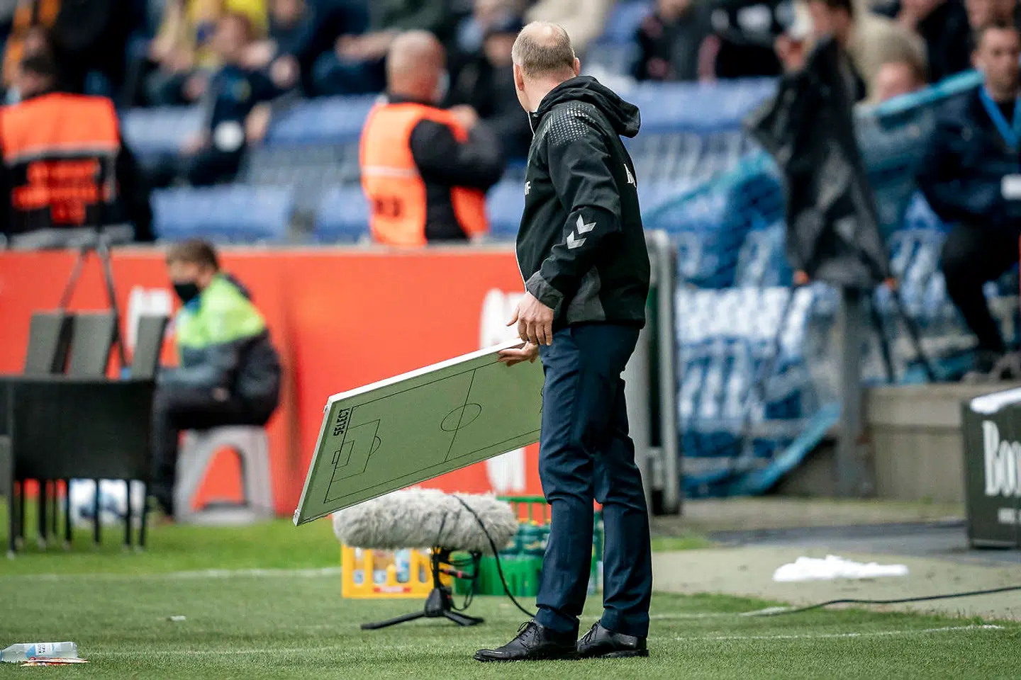 Brøndby IFs cheftræner Niels Frederiksen holder tavle oppe med teksten 'Keep Attacking' under 3F Superligakampen mellem Brøndby IF og FC Midtjylland på Brøndby Stadion i Brøndby, søndag den 9. maj 2021. Brøndby IF vandt kampen 3-1.. (Foto: Mads Claus Rasmussen/Ritzau Scanpix)