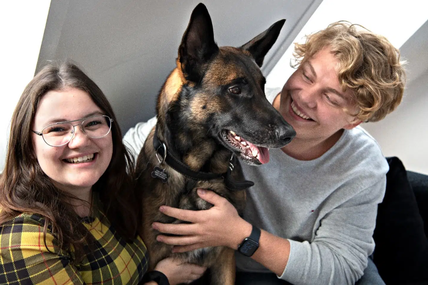 Stephanie bor i dag hos sine svigerforældre med kæresten Jeff. Her ses de med familiens hund Aris.