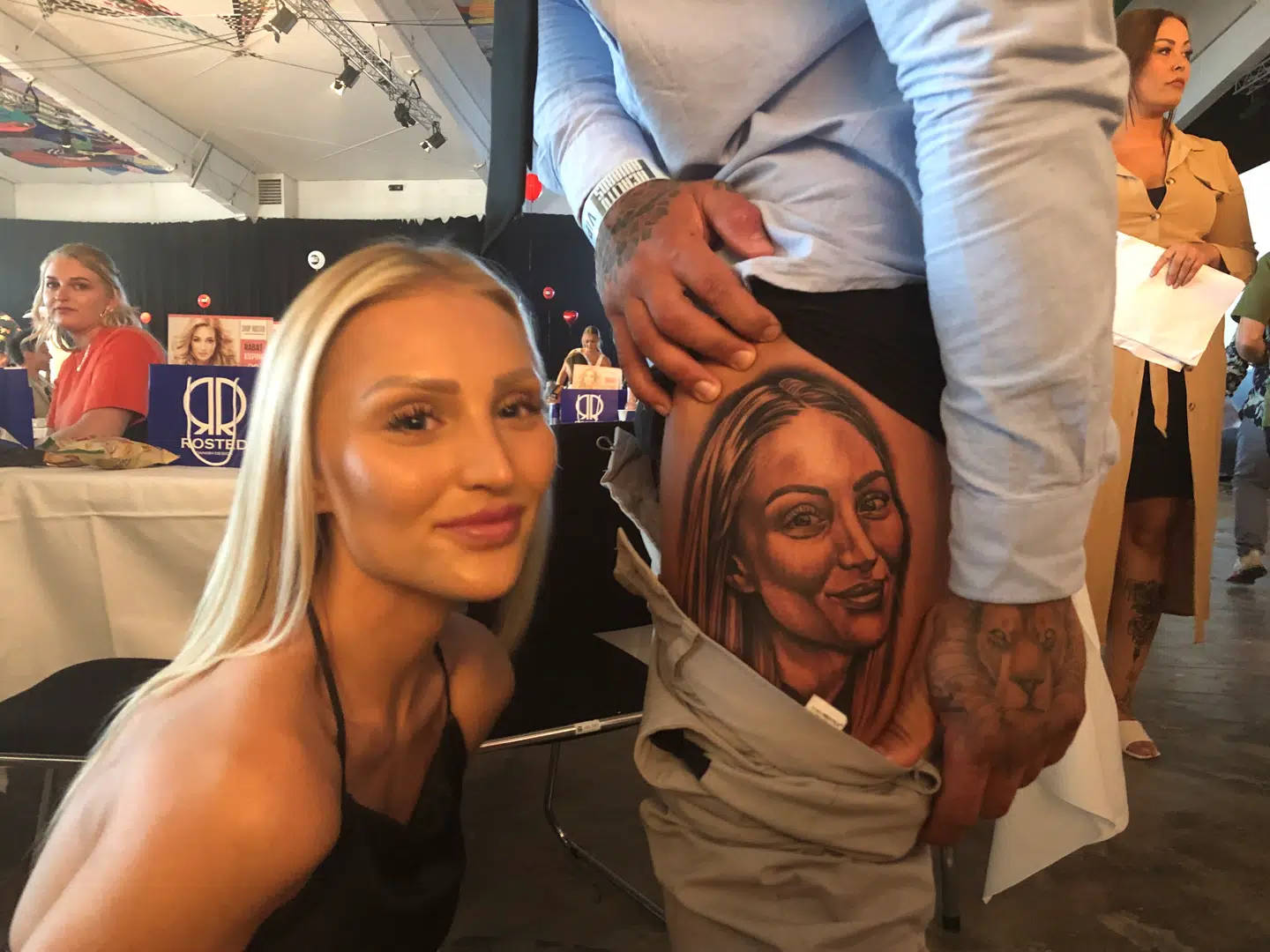 Line Maria Busk har selv valgt, hvilket billede, der skulle på kærestens lår.