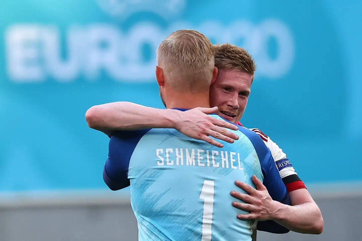 Kasper Schmeichel og Kevin De Bruyne siger tak for kampen efter Belgiens sejr på 2-1. Wolfgang Rattay/Reuters