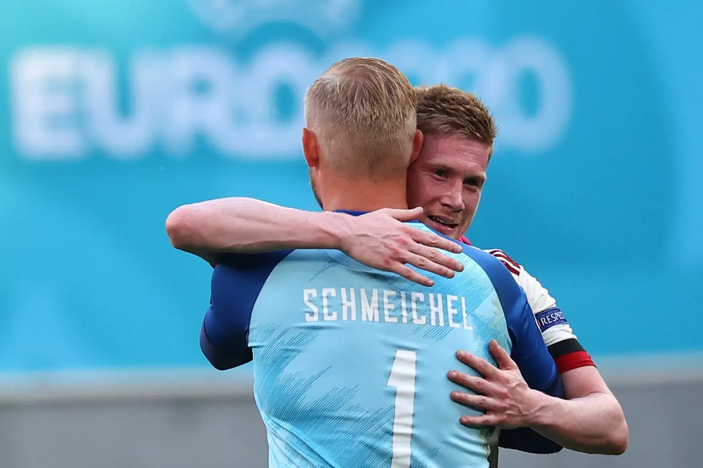 Kasper Schmeichel og Kevin De Bruyne siger tak for kampen efter Belgiens sejr på 2-1. Wolfgang Rattay/Reuters