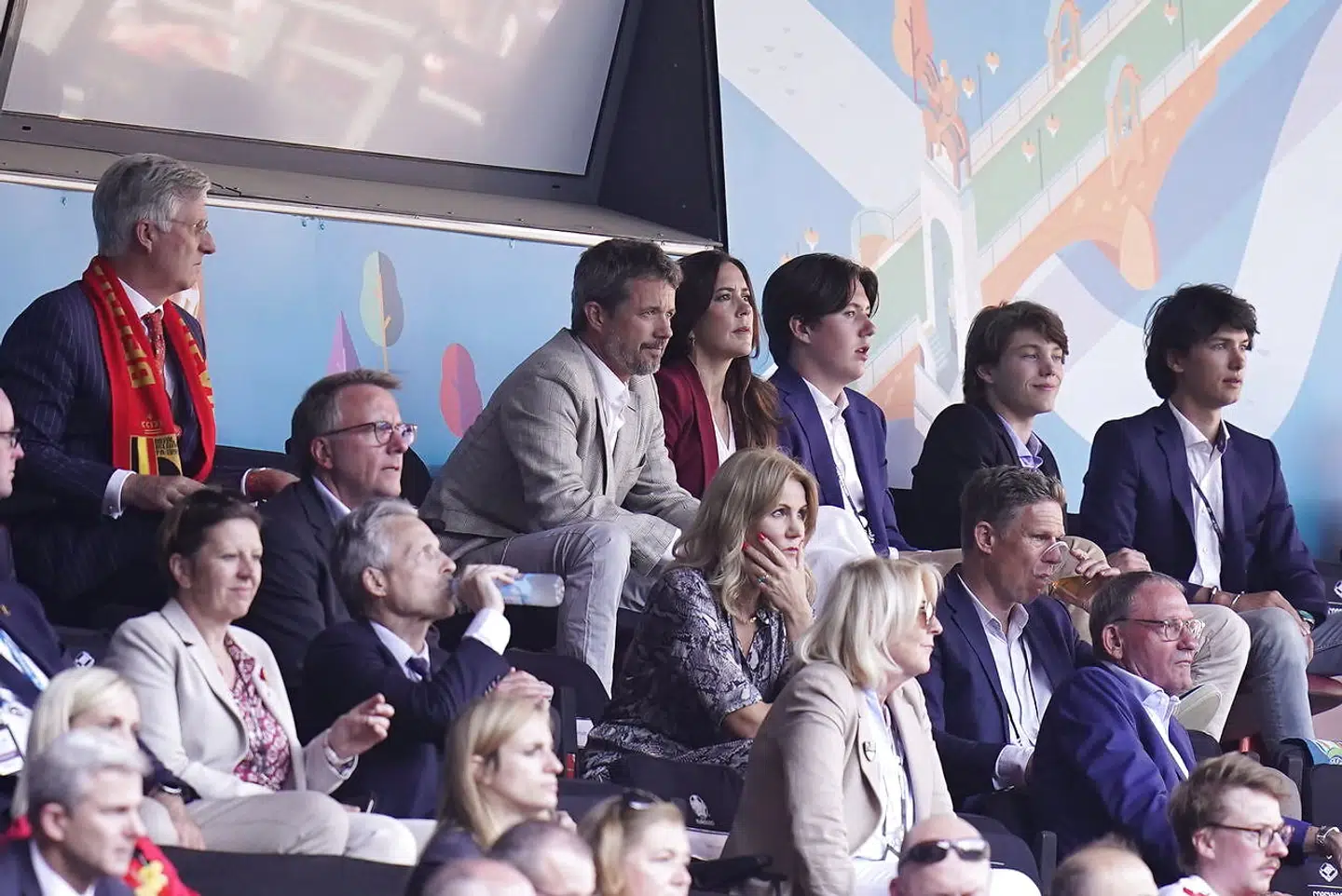 Kronprins Frederik, kronprinsesse Mary og prinserne Christian, Nikolaj og Felix fulgte koncentreret med i den spændende landskamp mod Belgien.