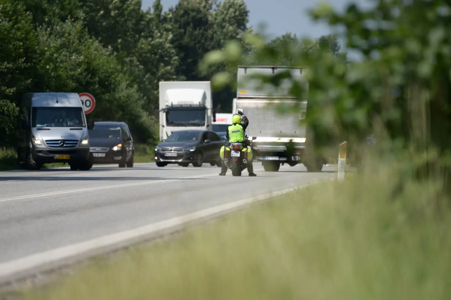 Her omdirigerer politiet trafikken på Hillerødmotorvejen. Foto: Presse-fotos.dk
