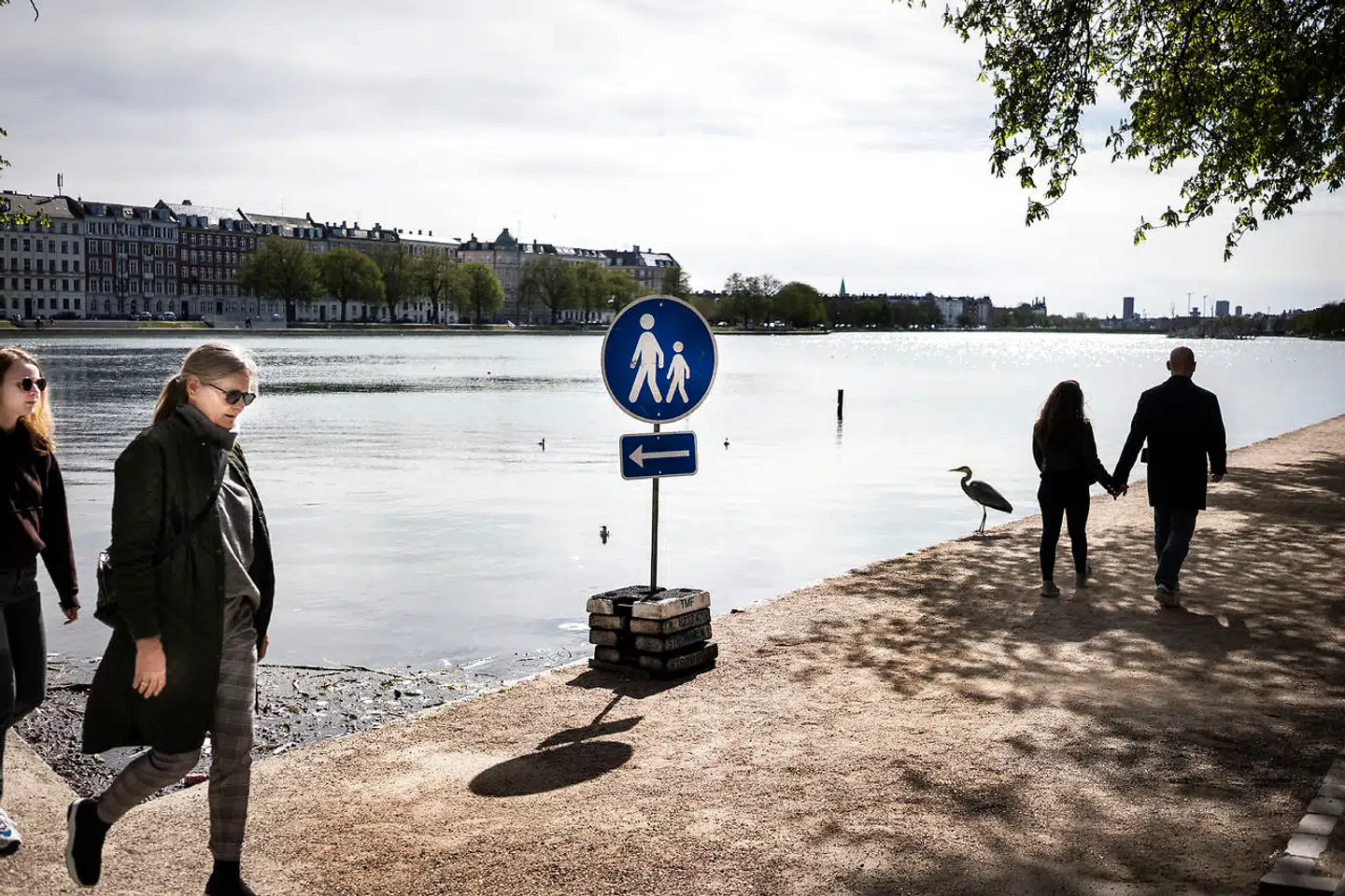 Østerbro i København 18. april 2020. Et par trodser anbefalingerne og går imod ensretningen.