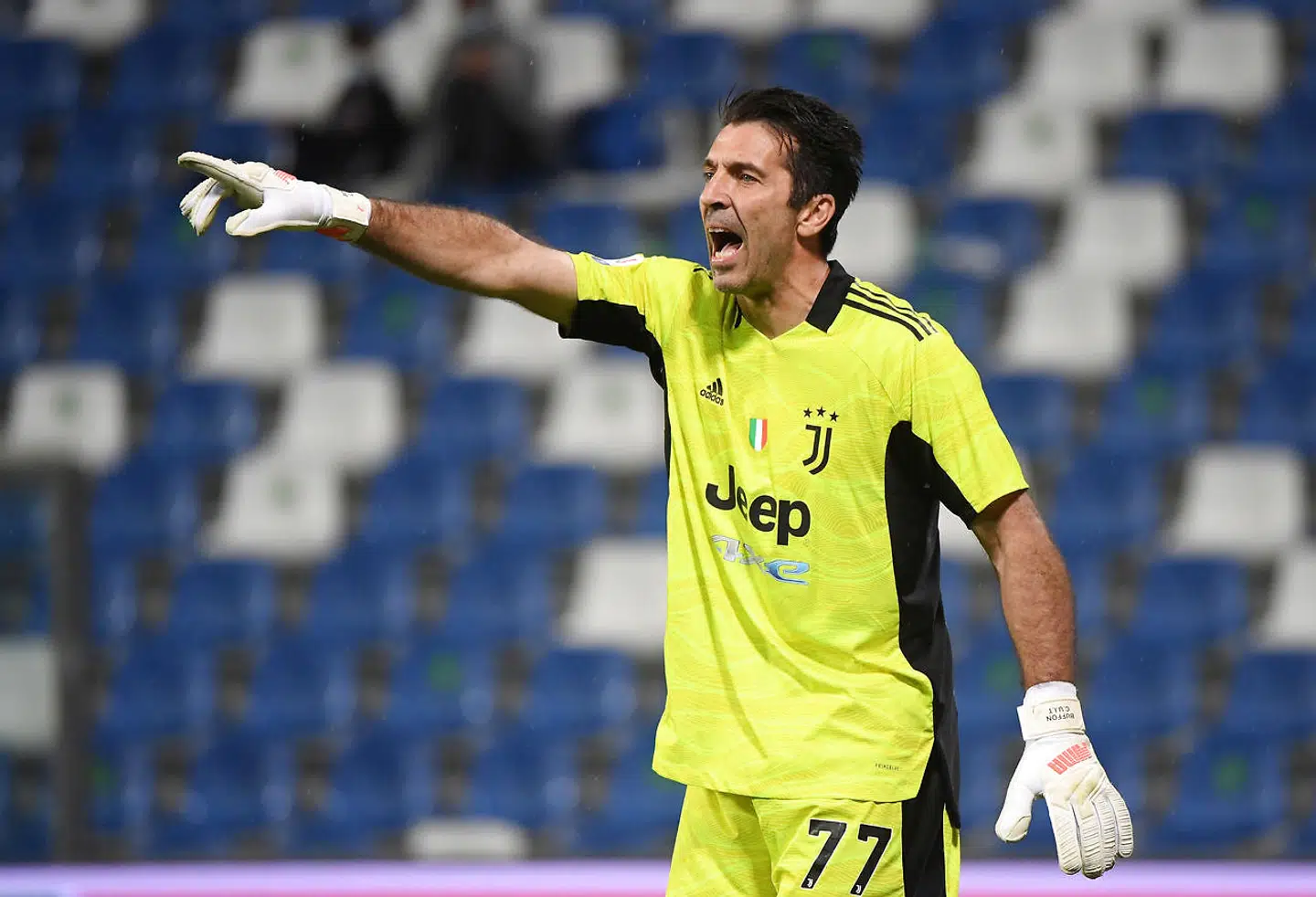 Gianluigi Buffon fortsætter karrieren i Parma.