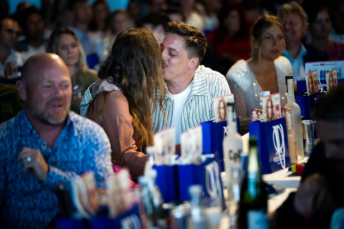 Parret havde svært ved at holde fingrene fra hinanden under showet.