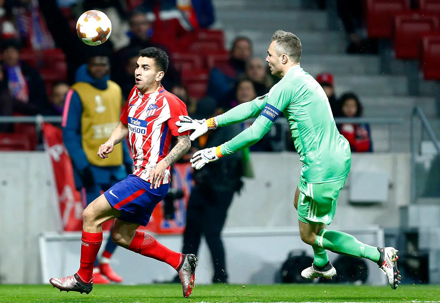 Stephan Andersen (th.) i aktion mod Atlético Madrid med FCK i 2018.