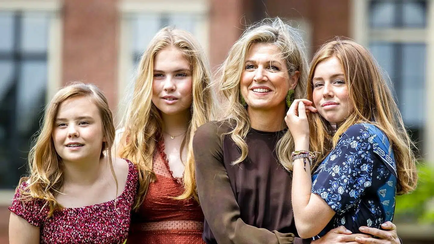 Den hollandske kronprinsesse (anden fra venstre) sammen med sin mor og to søstre.
