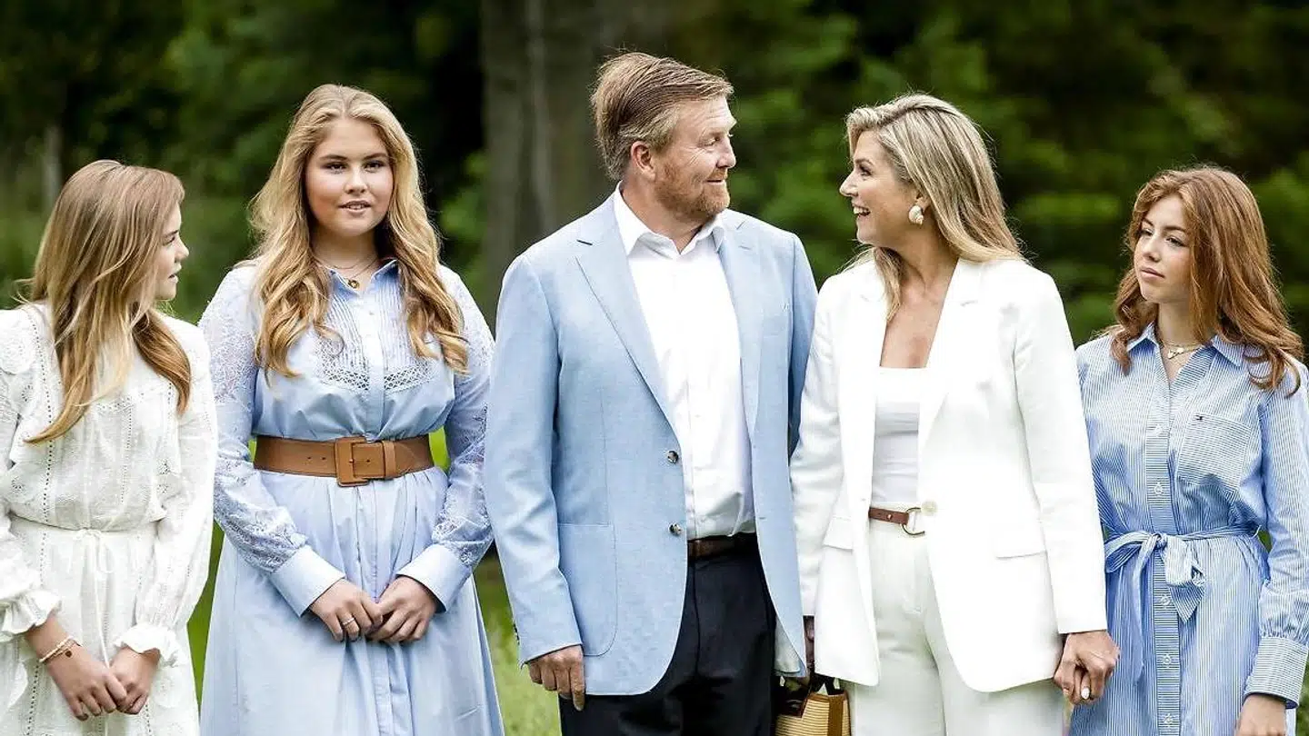 Den hollandske kronprinsesse Amalia (nummer to fra venstre) ses her sammen med sin far, kong Willem-Alexander, dronning Maxima, prinsesse Alexia og prinsesse Ariane.