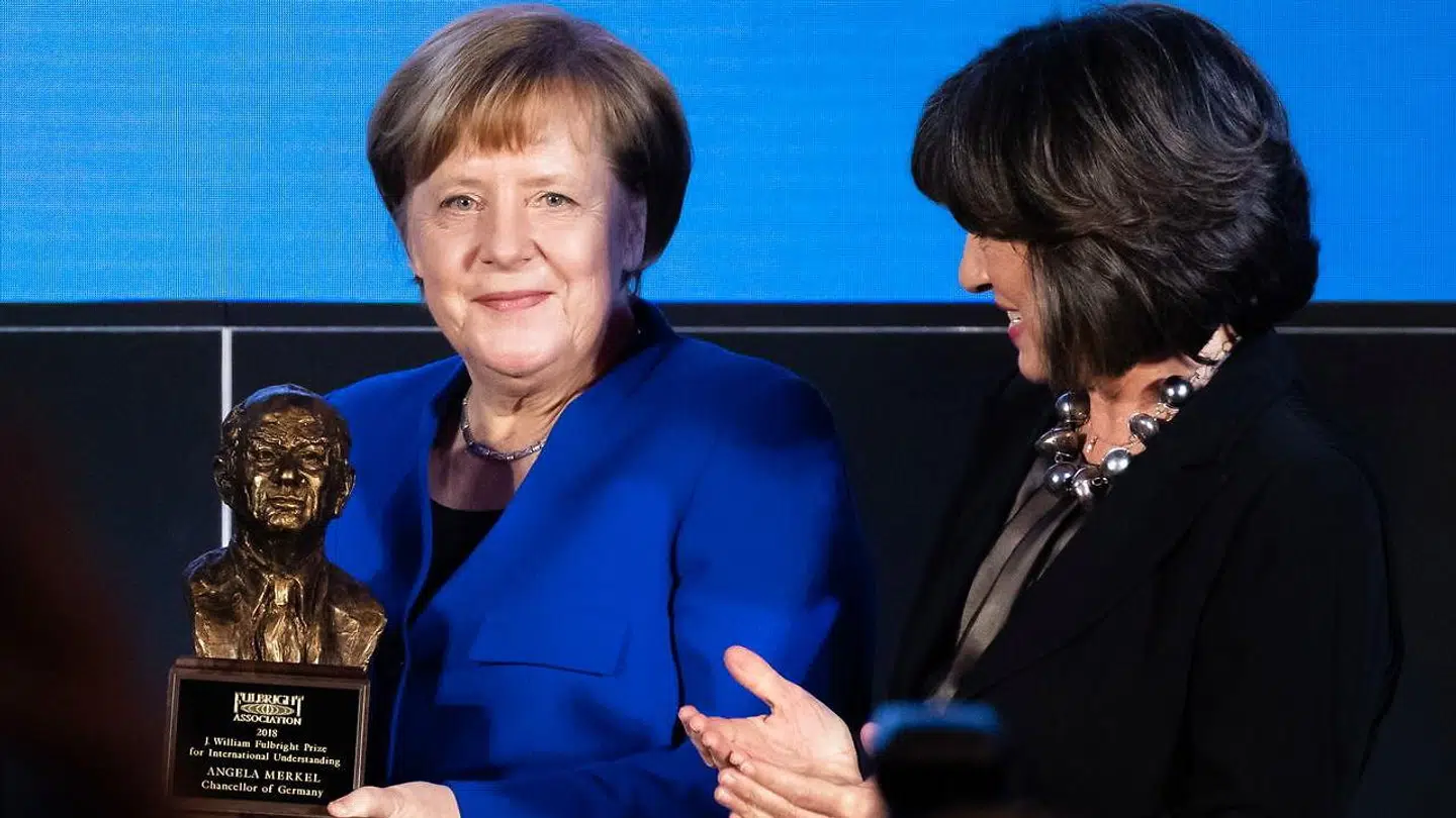 Christiane Amanpour (højre) med Tyskland forbundskansler, Angela Merkel, under en prisuddeling i 2019.