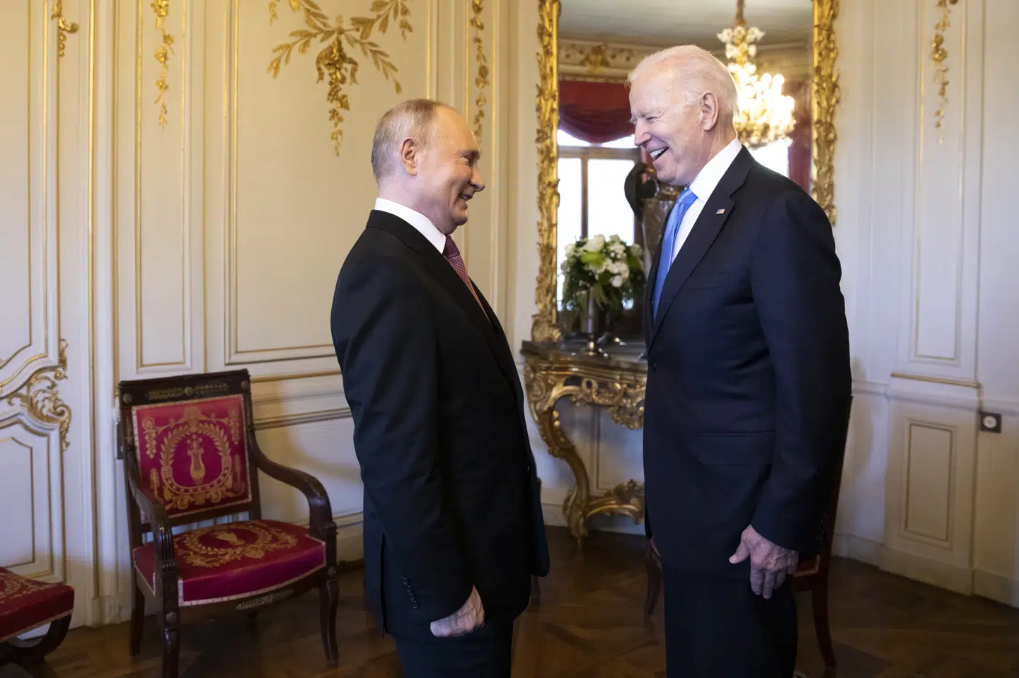 Der var også plads til smil, da Ruslands præsident, Vladimir Putin (tv), og USA's præsident, Joe Biden (th.), mødtes i Geneve onsdag eftermiddag. Men forholdet er ikke helt så hjerteligt, som det kan se ud på billedet. Putin talte om en pragmatisk dialog. Biden talte om en god tone. Peter Klaunzer/Ritzau Scanpix