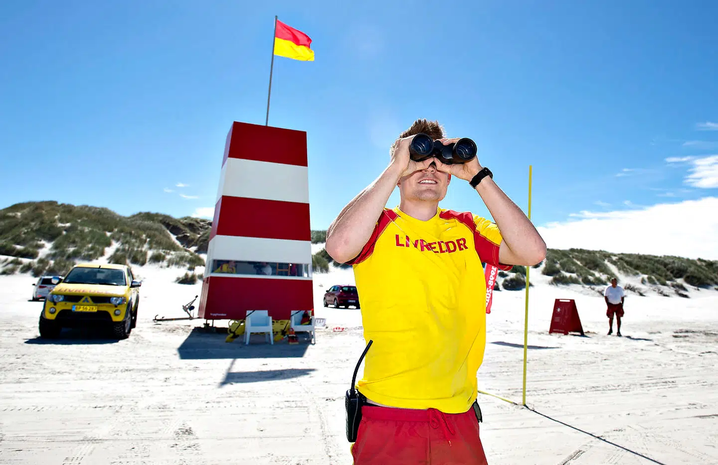(ARKIV) Livredder Magnus Rudbæk fra Trygfonden ses her på stranden i Blokhus, fredag 29.juni 2018. Denne uge byder på solrige dage, og Danmarks Meteorologiske Institut (DMI) melder, at der kan komme hedebølge med temperaturer op til 32 grader, hvor det bliver varmest. Det skriver Ritzau, mandag den 22. juli 2019.. (Foto: Henning Bagger/Ritzau Scanpix)