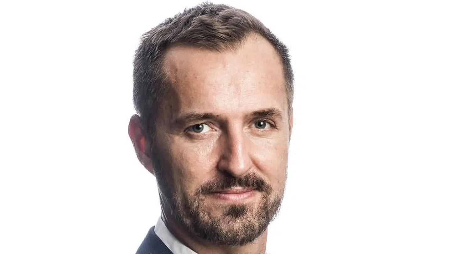 Jakob Steen Olsen er teaterredaktør på dagbladet Berlingske – og han er ikke begejstret for den nye tendens på Danmark Radio, hvor man tager flere og flere af værterne fra børneprogrammerne og propper dem om på hovedkanalen.