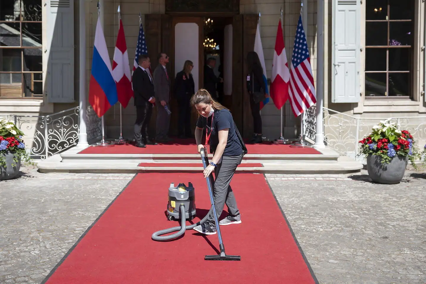 Den røde løber gøres klar i Geneve før dagens topmøde