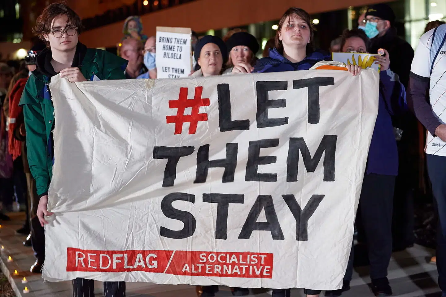Støtter af den tamilske familie fra Biloela demonstrerer, for at de kan blive i Australien, foran børnehospitalet i Perth.