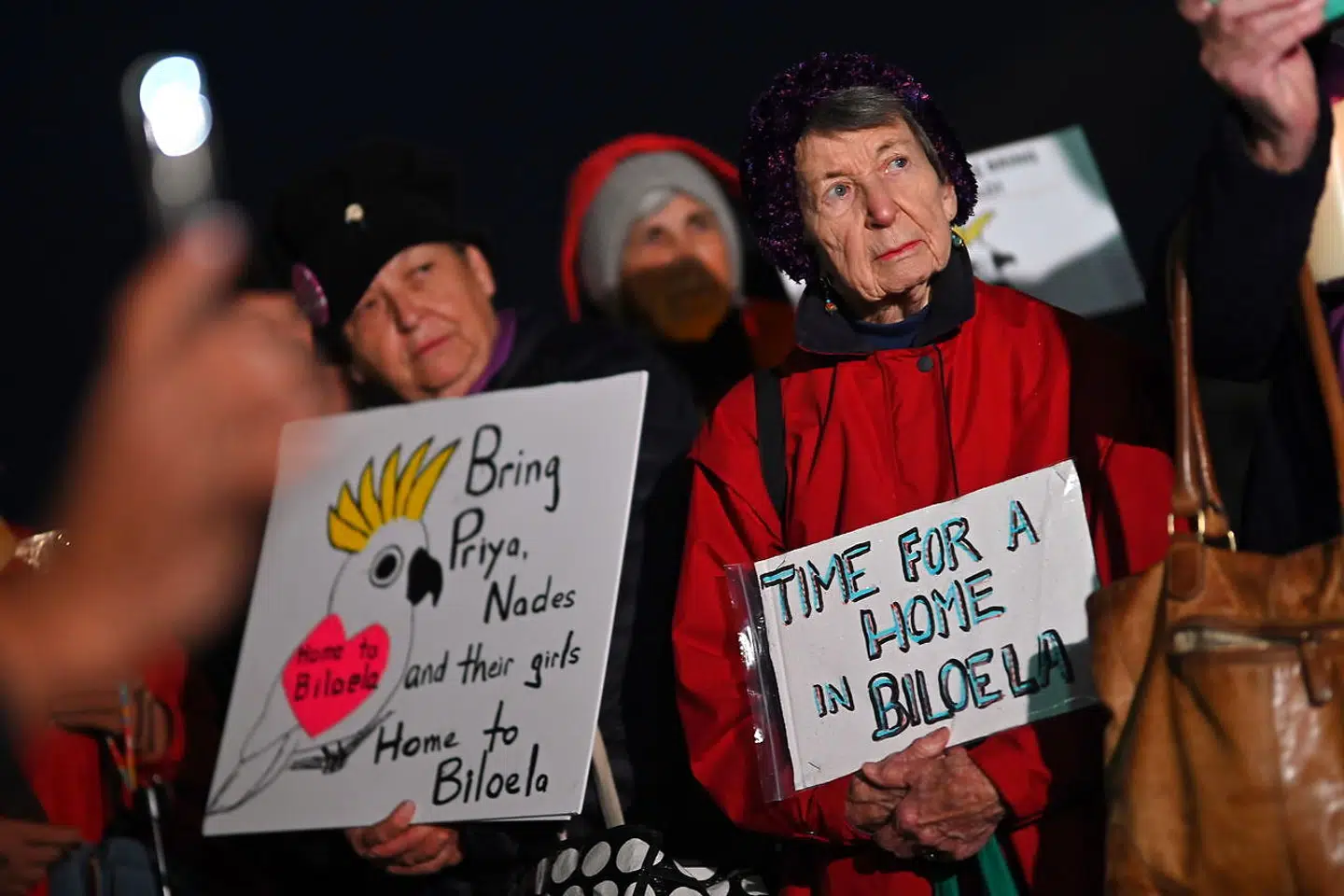 Lad familien få asyl i Australien og vende hjem til byen Biloela, står der på skiltene i Perth.