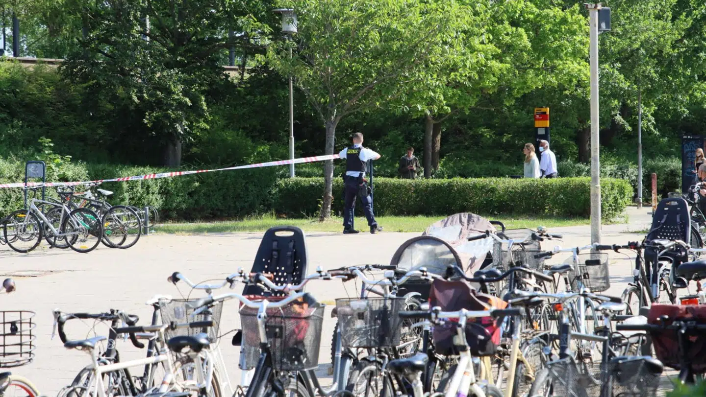 En betjent afspærrer området ved stationen.