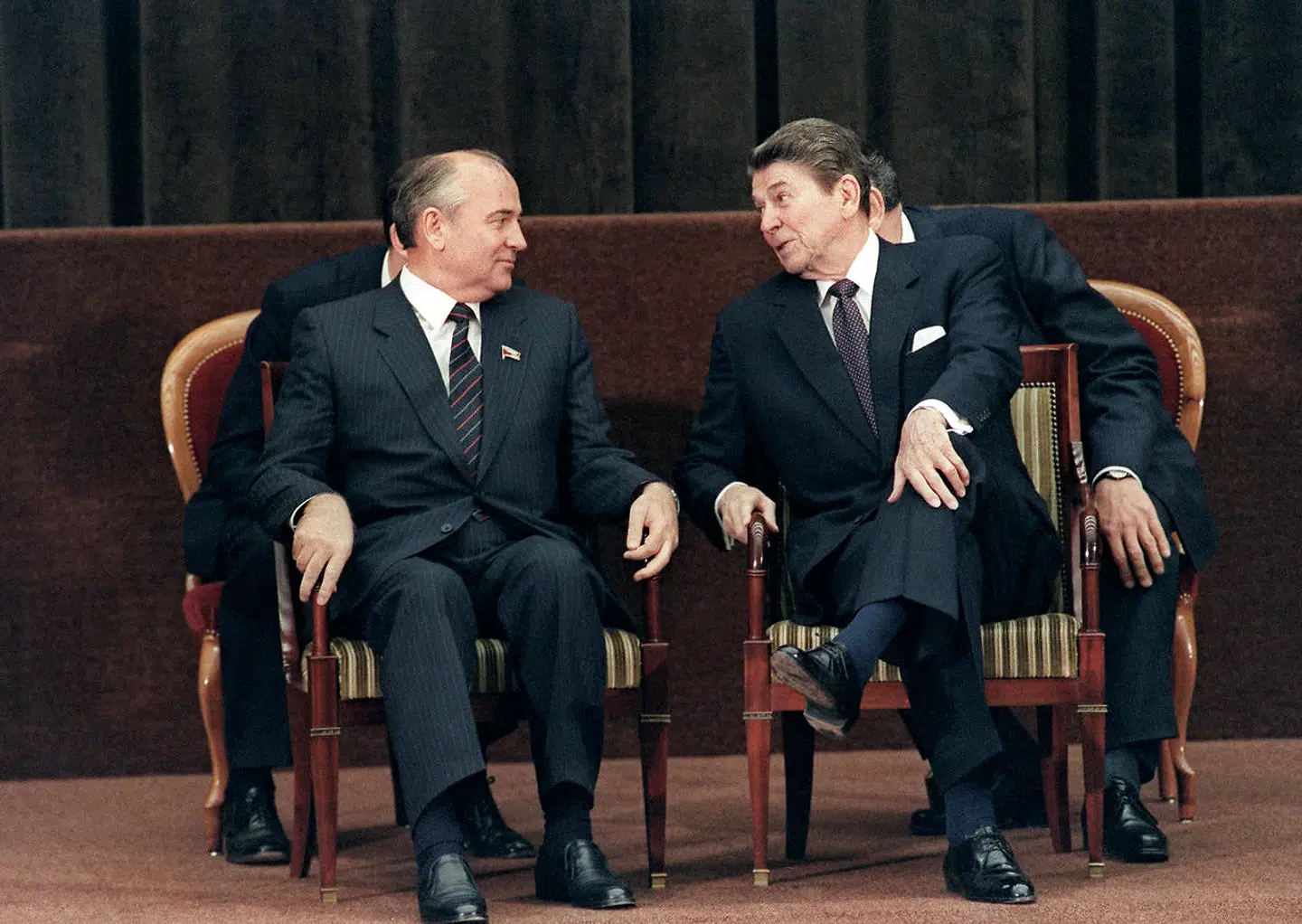 Ronald reagan og Michail Gorbatjov mødte hinanden første gang i netop Geneve i 1985. Forholdet mellem dem var tillidsfuldt