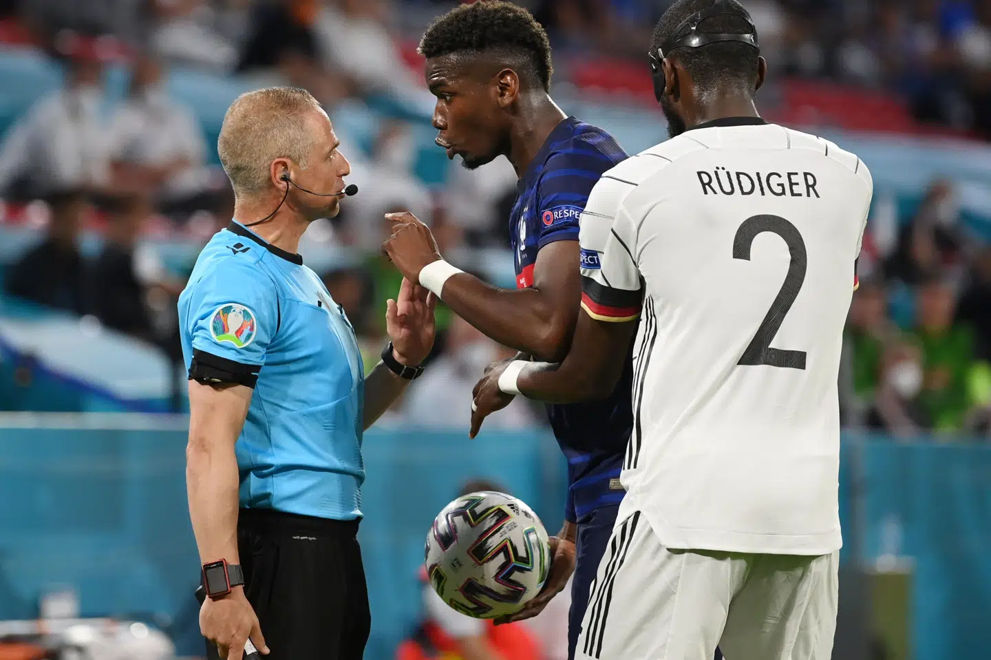 Paul Pogba var hurtigt ude ved tredjedommeren for at protestere, efter at Antonio Rüdiger tilsyneladende satte tænderne i ryggen på ham i slutningen af første halvleg mellem Frankrig og Tyskland. Matthias Hangst/Reuters