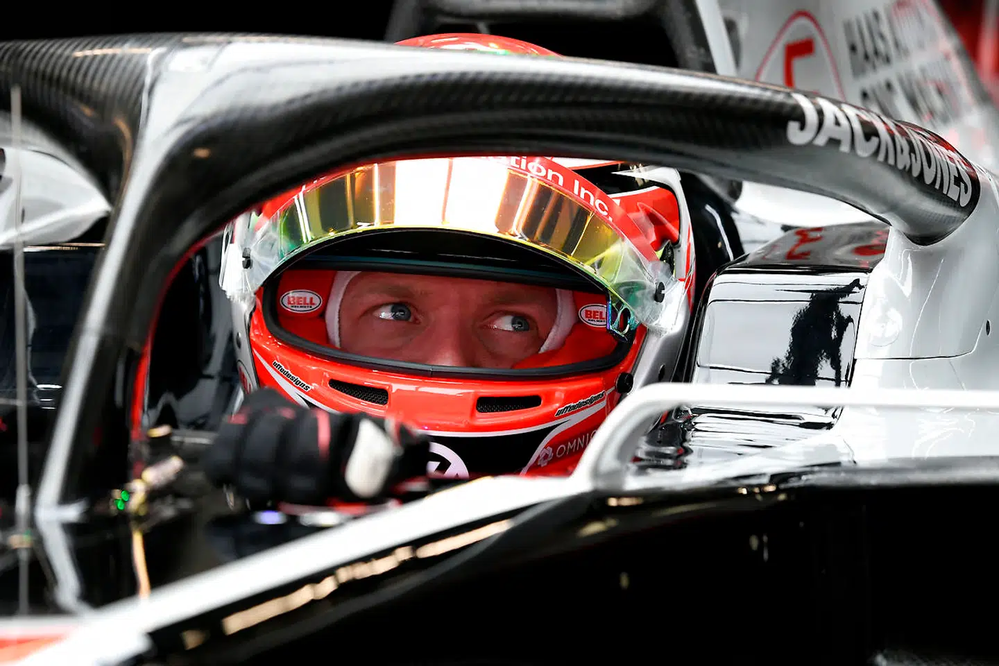 (ARKIV) HAAS F1 Team's Danish driver Kevin Magnussen sits in his car during the tests for the new Formula One Grand Prix season at the Circuit de Catalunya in Montmelo in the outskirts of Barcelona on February 19, 2020. Det er ikke nyt, at racerkørere træder ind i Formel 1 med rygsækken fuld af penge. Men de økonomiske muskler er vokset markant de seneste år, mener eksperter. Det skriver Ritzau, tirsdag den 22. december 2020.. (Foto: LLUIS GENE/Ritzau Scanpix)