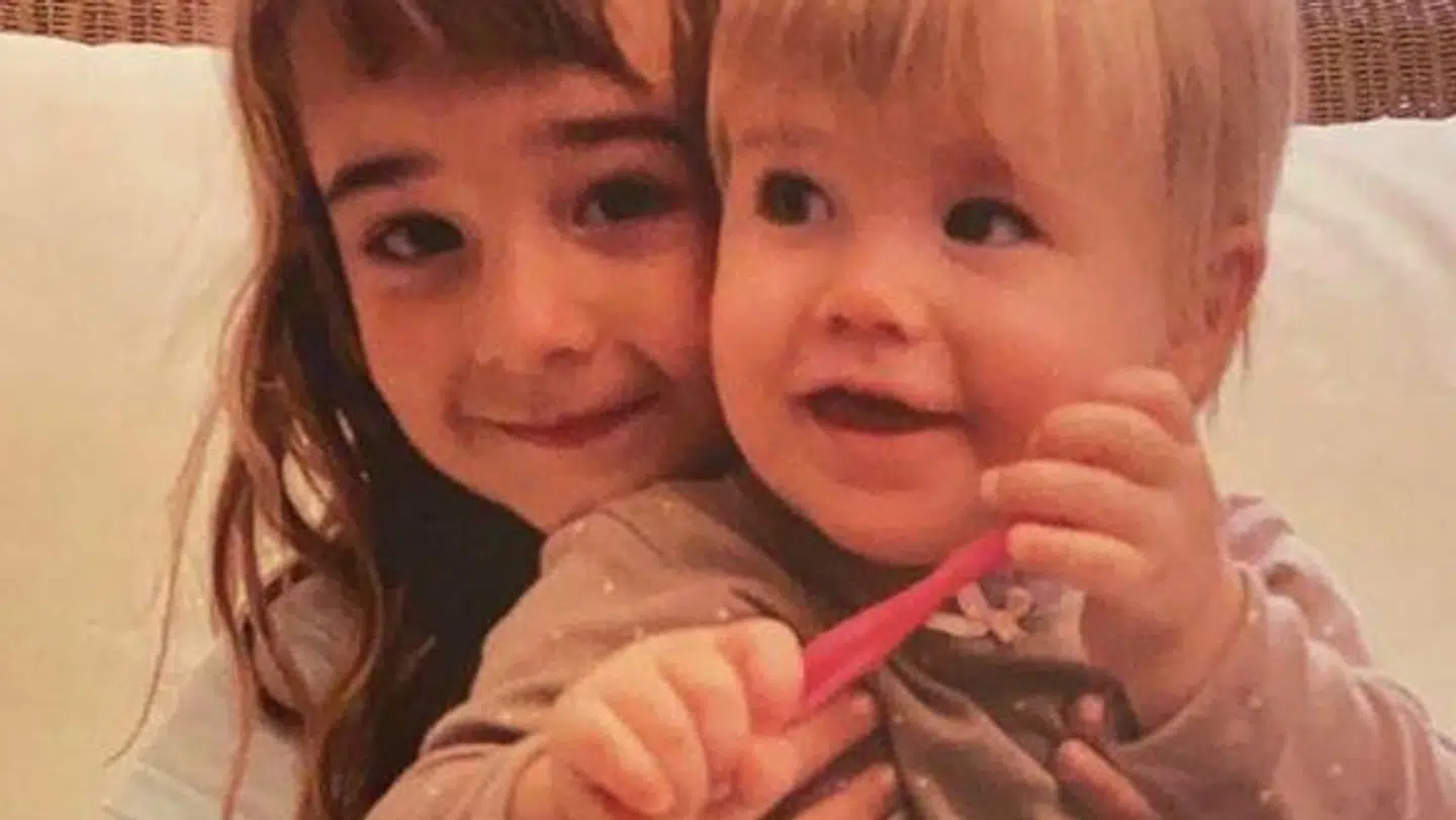 Her ses de to søstre, Olivia og Anna.