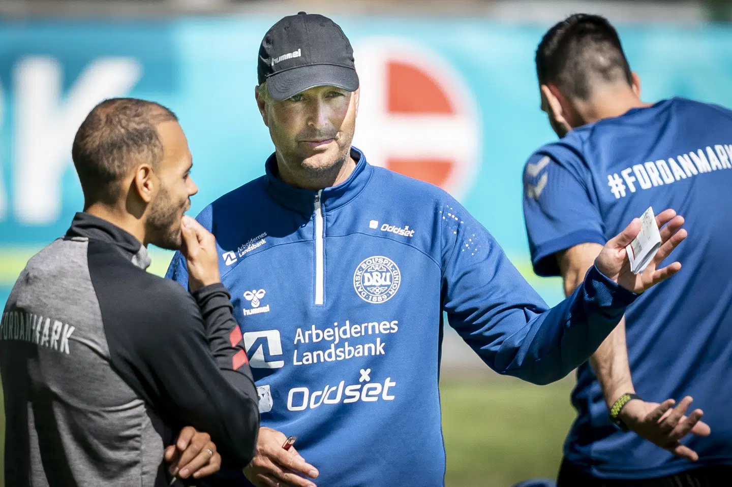 Kasper Hjulmand instruerer her Martin Braithwaite under landsholdets tirsdagstræning. Mads Claus Rasmussen/Ritzau Scanpix