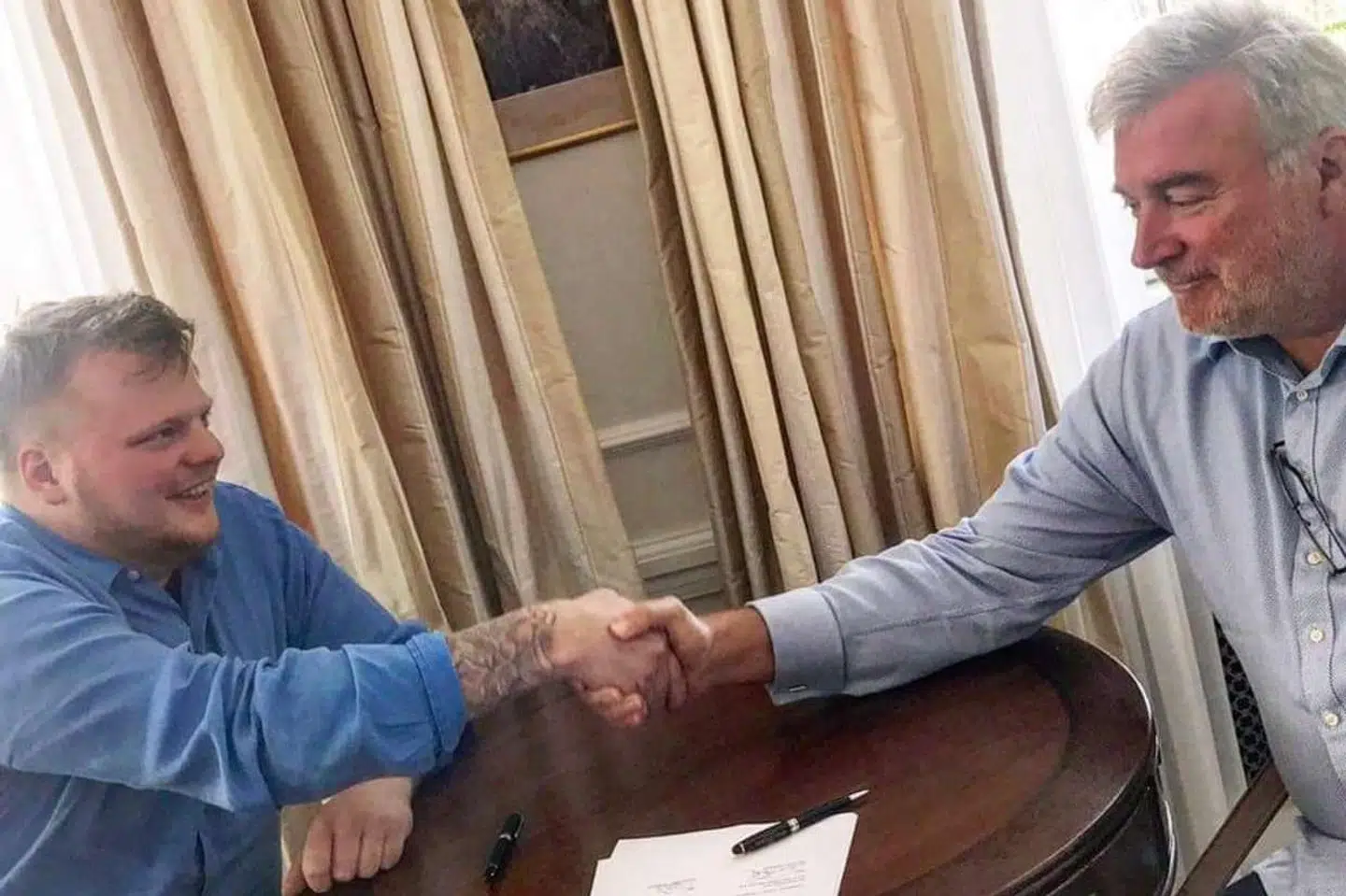 Lars Seier og Rasmus Munk, da de underskrev deres samarbejdskontrakt.