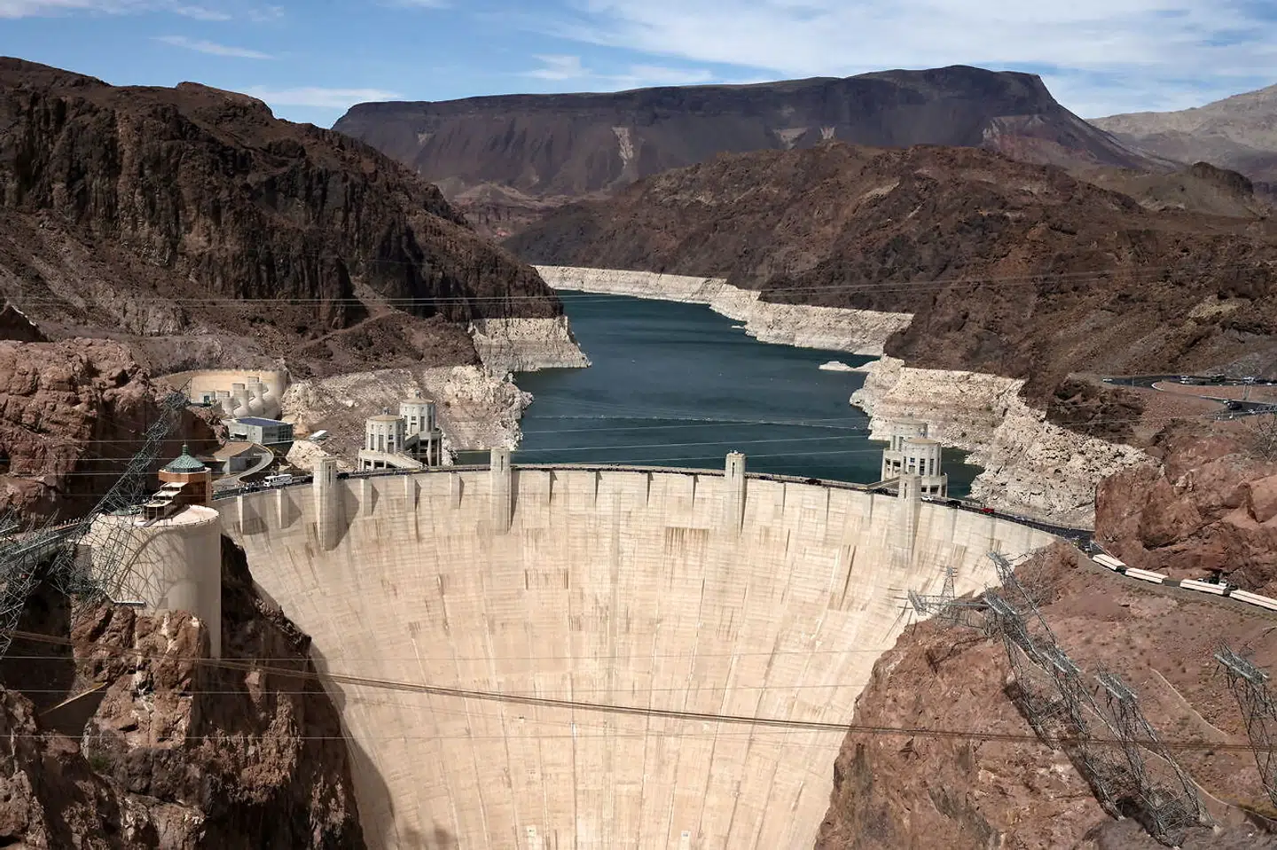 Hoover-dæmningen i forgrunden og Lake Mead i baggrunden.