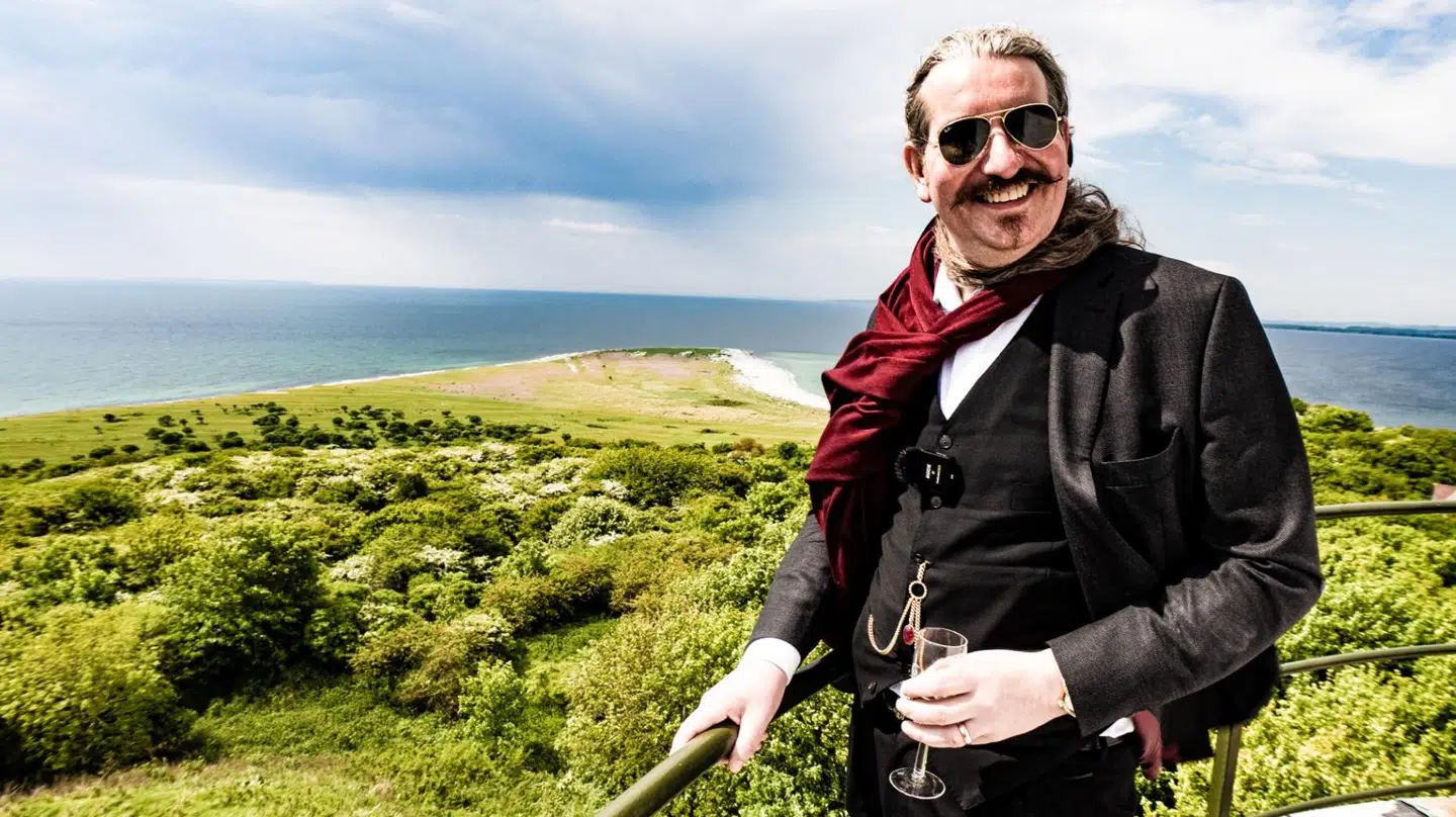 Her ser Niklas Nikolajsen i fyrtårnet på Hjelm.