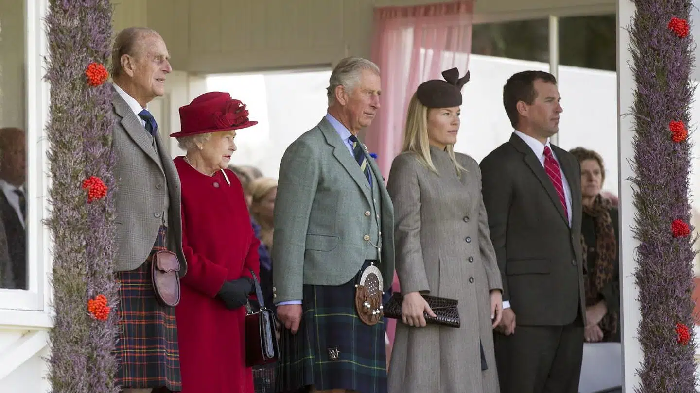 Peter og Autumn Phillips sammen med prins Charles, dronning Elizabeth og prins Philip.