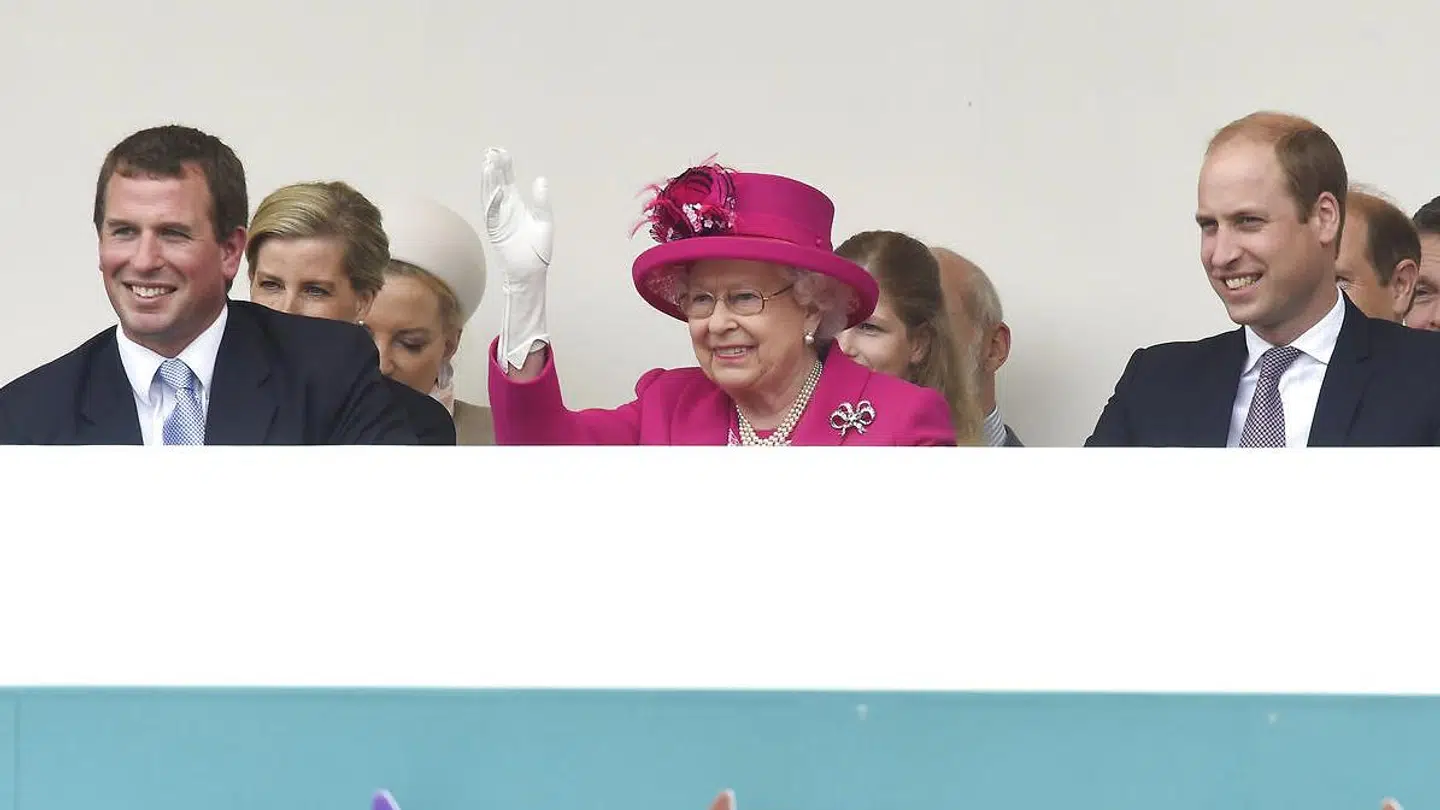 Peter Phillips ses her ved siden af dronning Elizabeth.