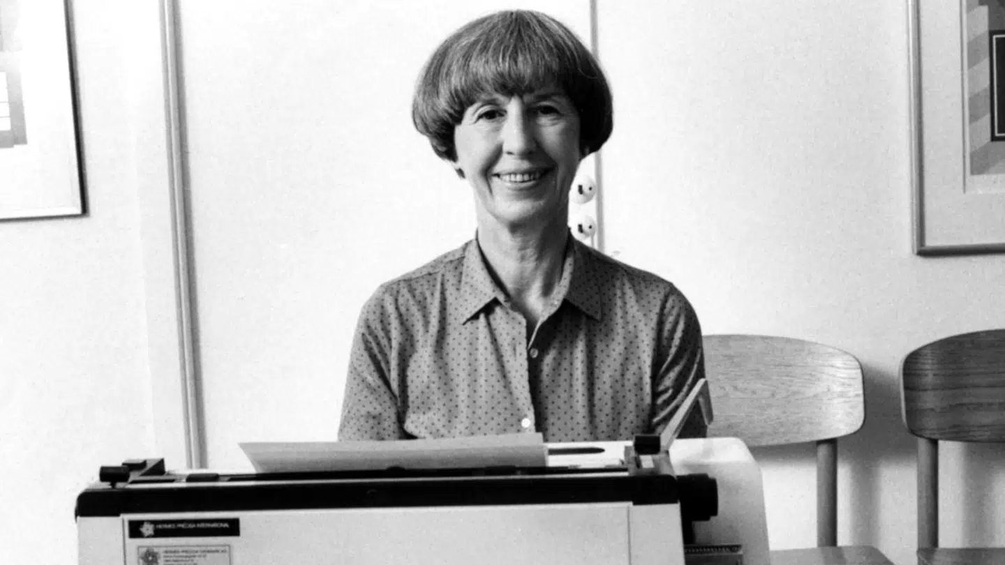 Lise Nørgaard ved skrivemaskinen.