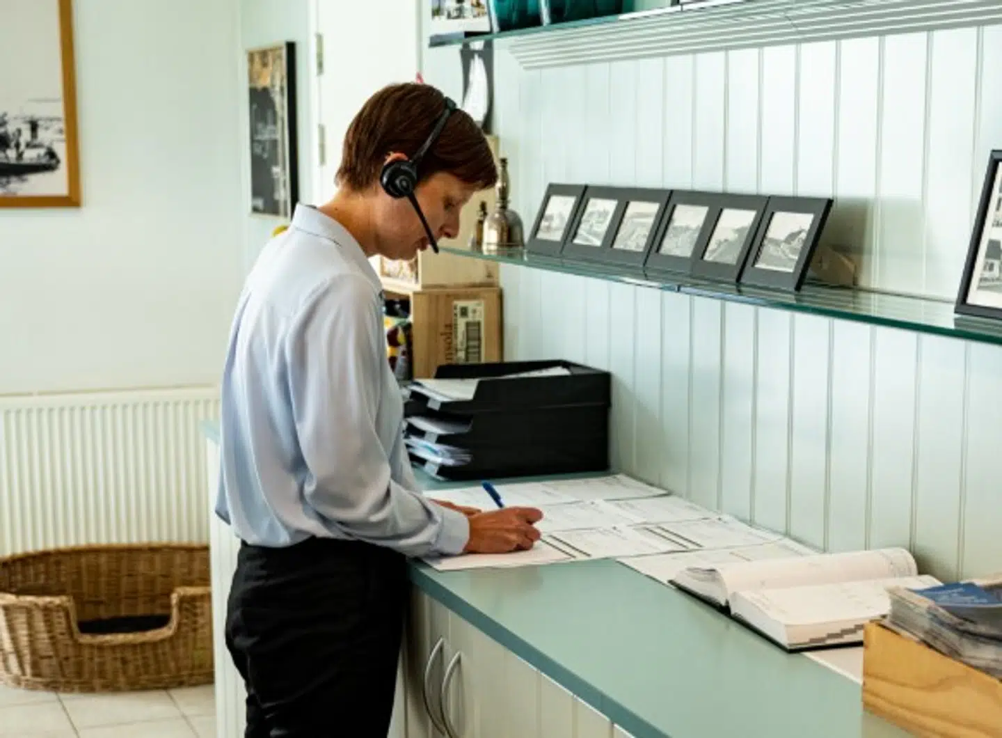 Lise Müller, receptionist og bogholder på Nymindegab Kro, må i disse dage bruge pen og papir til at holde styr på bookingerne. Hackere har nemlig sat booking-systemet 'Picasso' ud af kraft, så i alt 900 hoteller i Norden og i Irland er ramt. Foto: Privat