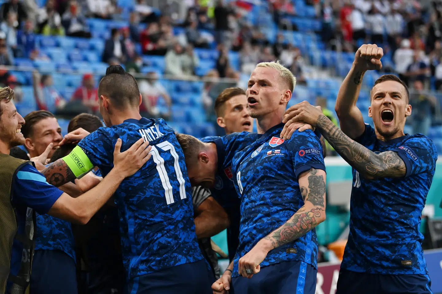 De slovakiske spillere jubler, efter at Milan Skriniar har bragt dem foran med 2-1 mod Polen.