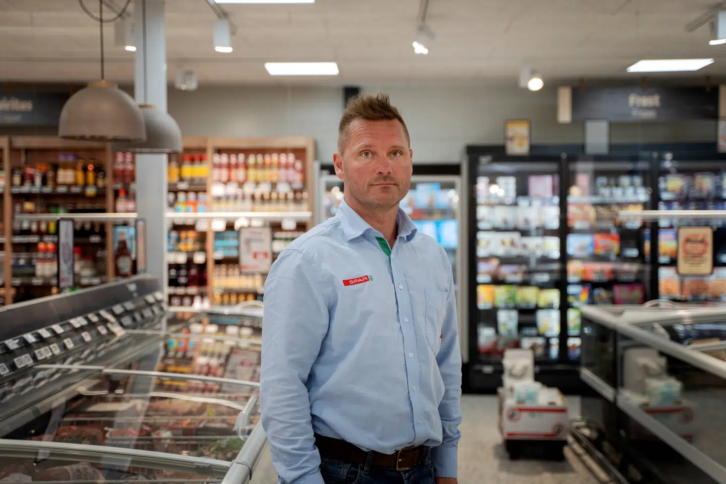 Mens danskerne slapper af i ferien, møder Mikael Konradsen kl. 3.45 i sin butik i Klitmøller.