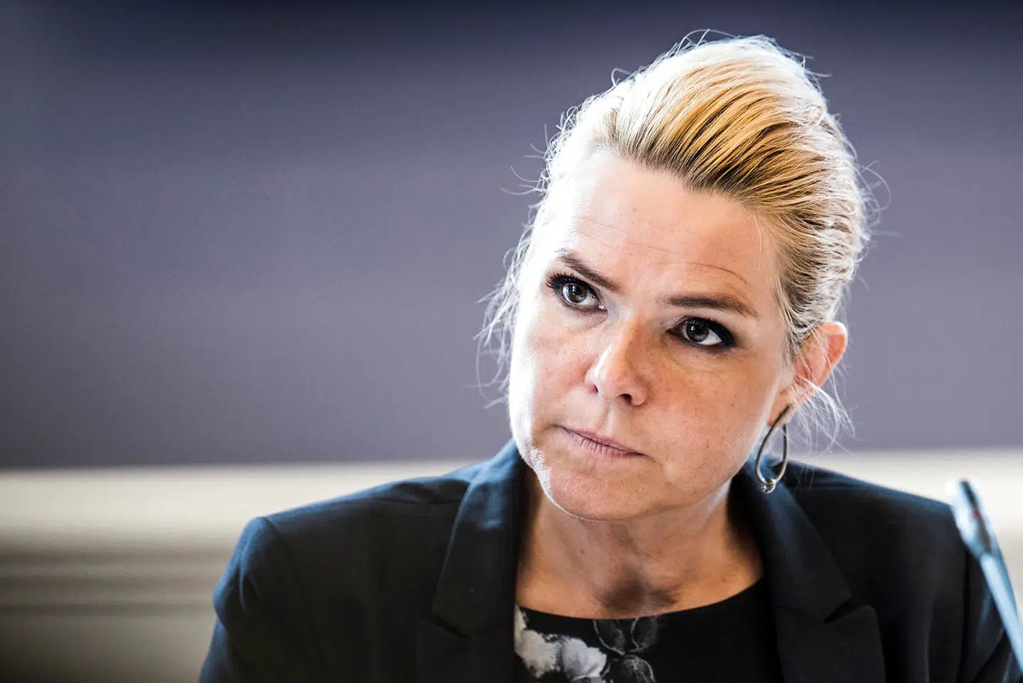 (ARKIV) Folketingets Udlændinge- og Integrationsudvalg har fredag den 23. juni 2017 kaldt udlændinge- og integrationsminister Inger Støjberg (V) i åbent samråd om beslutningen undtagelsesfrit at adskille ægtepar på asylcentre, hvor den ene ægtefælle er under 18 år. Det er andet samråd om samme sag og det første samråd 1. juni varede hele fem timer.. Den endelige tiltale mod Inger Støjberg er klar, og der ventes at blive indledt en rigsretssag senere i år. Det skriver Ritzau, onsdag den 27. januar 2021.. (Foto: Ida Marie Odgaard/Ritzau Scanpix)