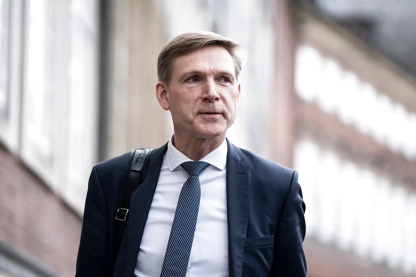 Kristian Thulesen Dahl (DF) ankommer til genåbningsforhandlinger i Justitsministeriet mandag den 3. maj 2021.. (Foto: Emil Helms/Ritzau Scanpix)