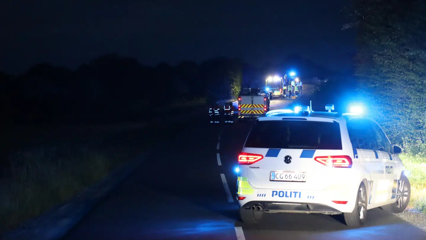 En 30-årig mand kæmper for sit liv efter, at han søndag aften kørte galt på sin motorcykel.