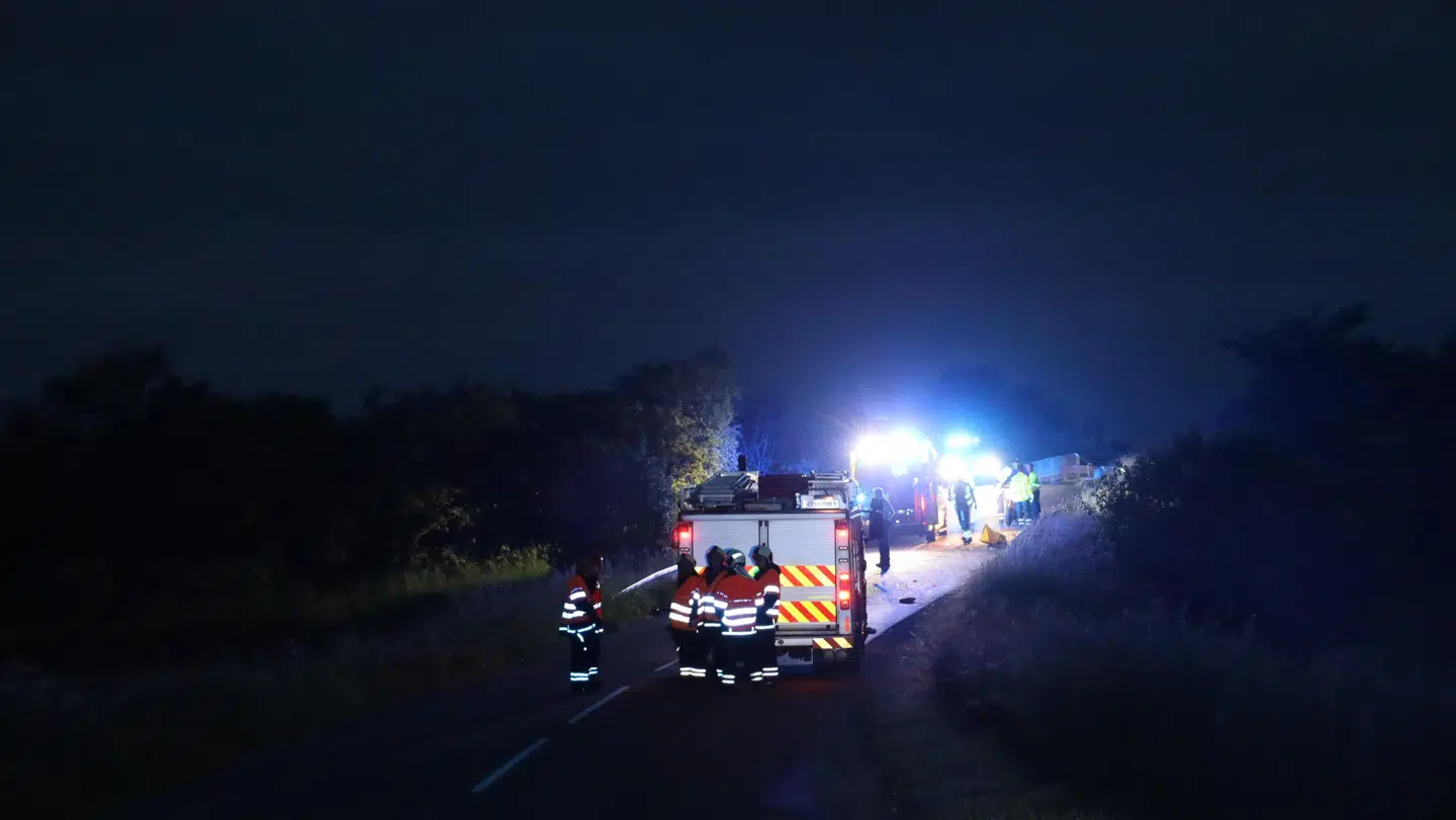 En 30-årig mand er i kritisk tilstand efter, at han søndag aften kørte galt på sin motorcykel.