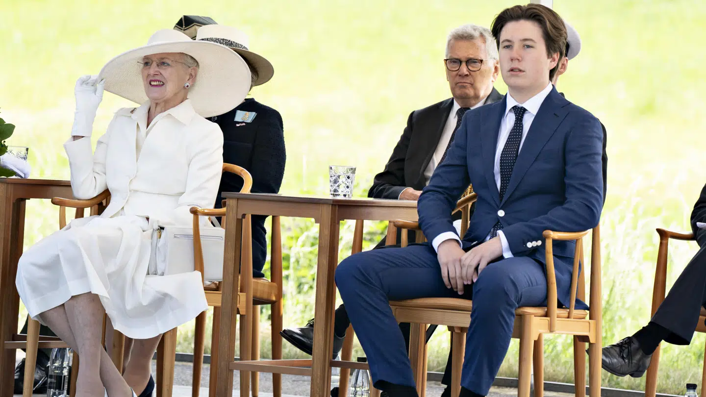 Dronningen, kronprinsen og prins Christian kører over den gamle grænse i karet, ved Frederikshøj.