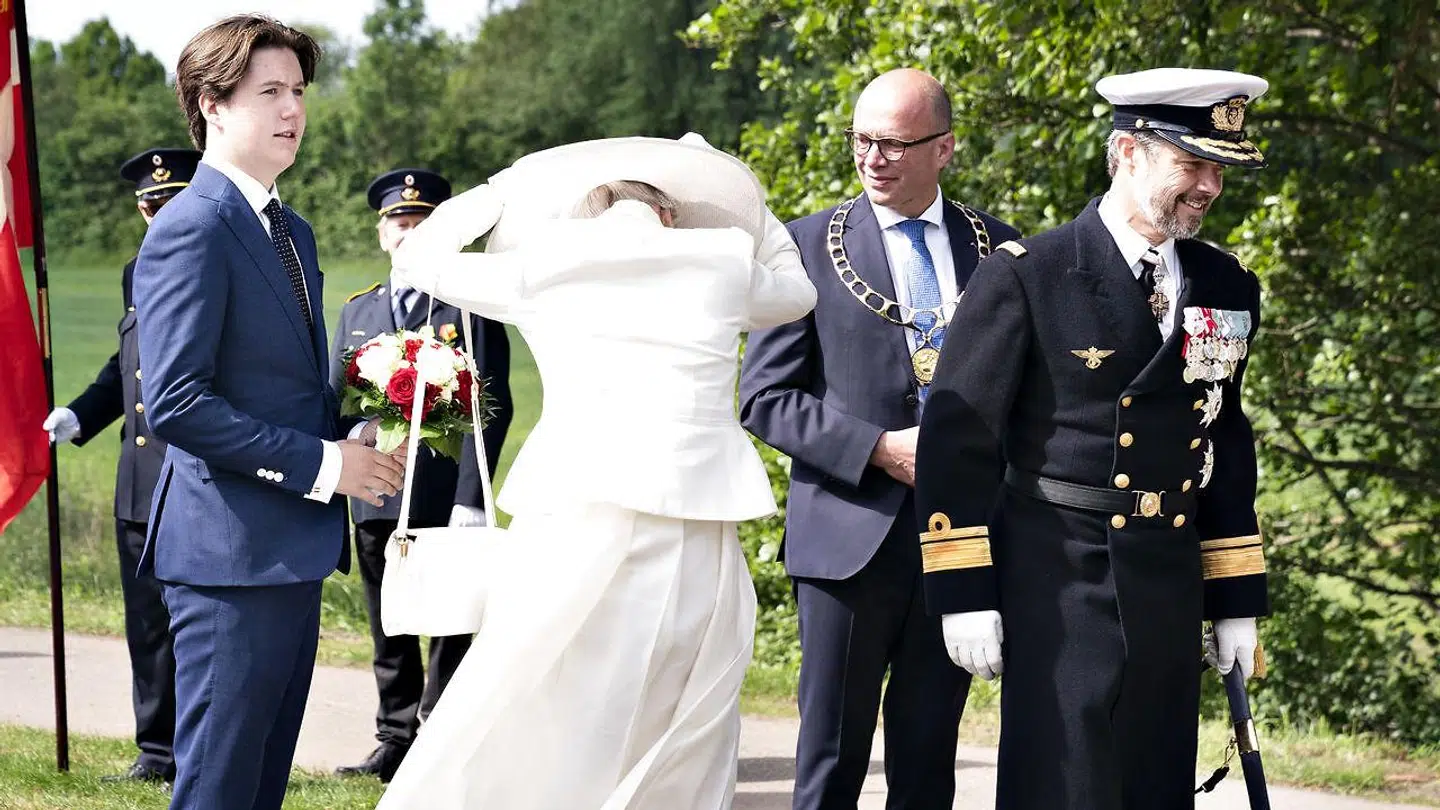 Dronningen havde voldsomme problemer med hatten hele dagen.