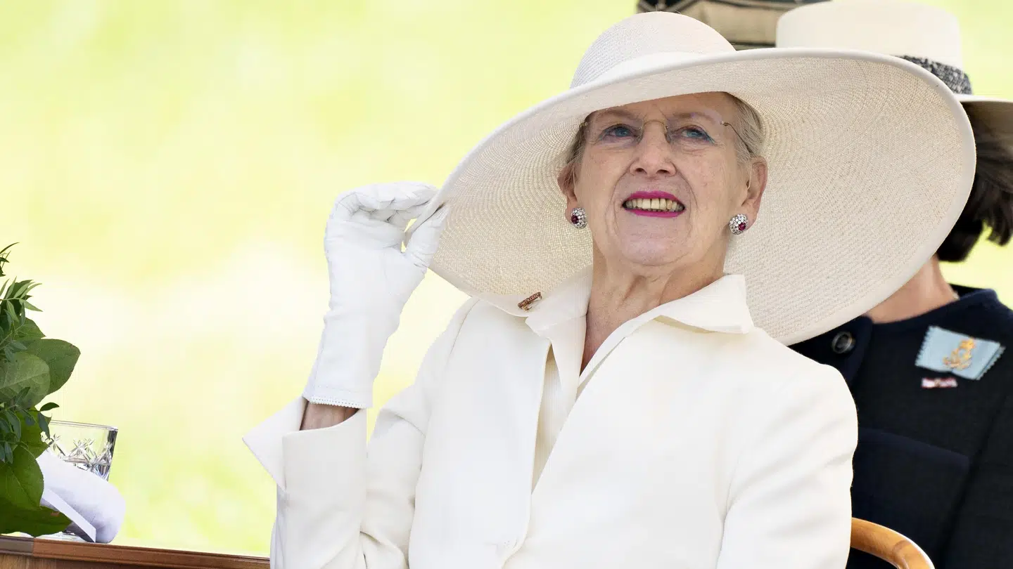 Hendes Majestæt måtte holde på hatten konstant for at forhindre, at den røg af.