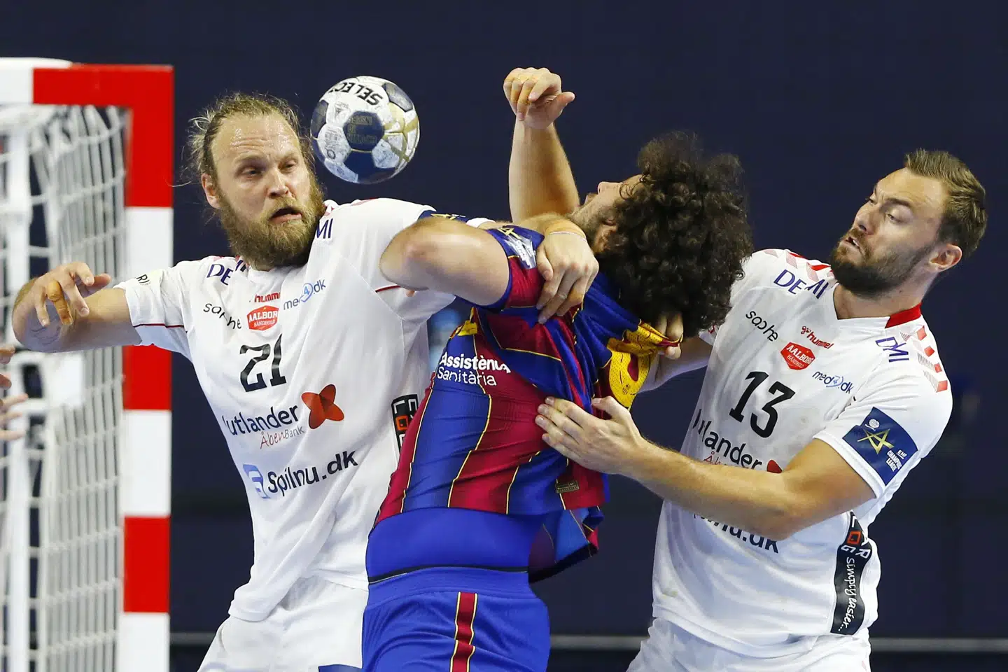 Trods en stærk indledning på kampen kunne Aalborg Håndbold ikke hamle op med FC Barcelona i Champions League-finalen søndag. Thilo Schmuelgen/Reuters