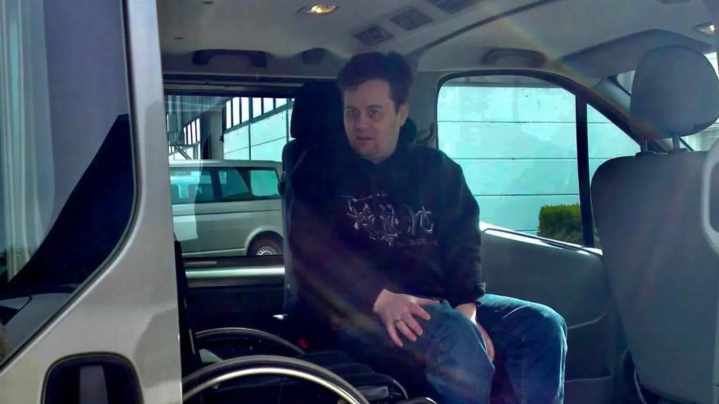 Steen Bonvang i sin elskede handicapbus