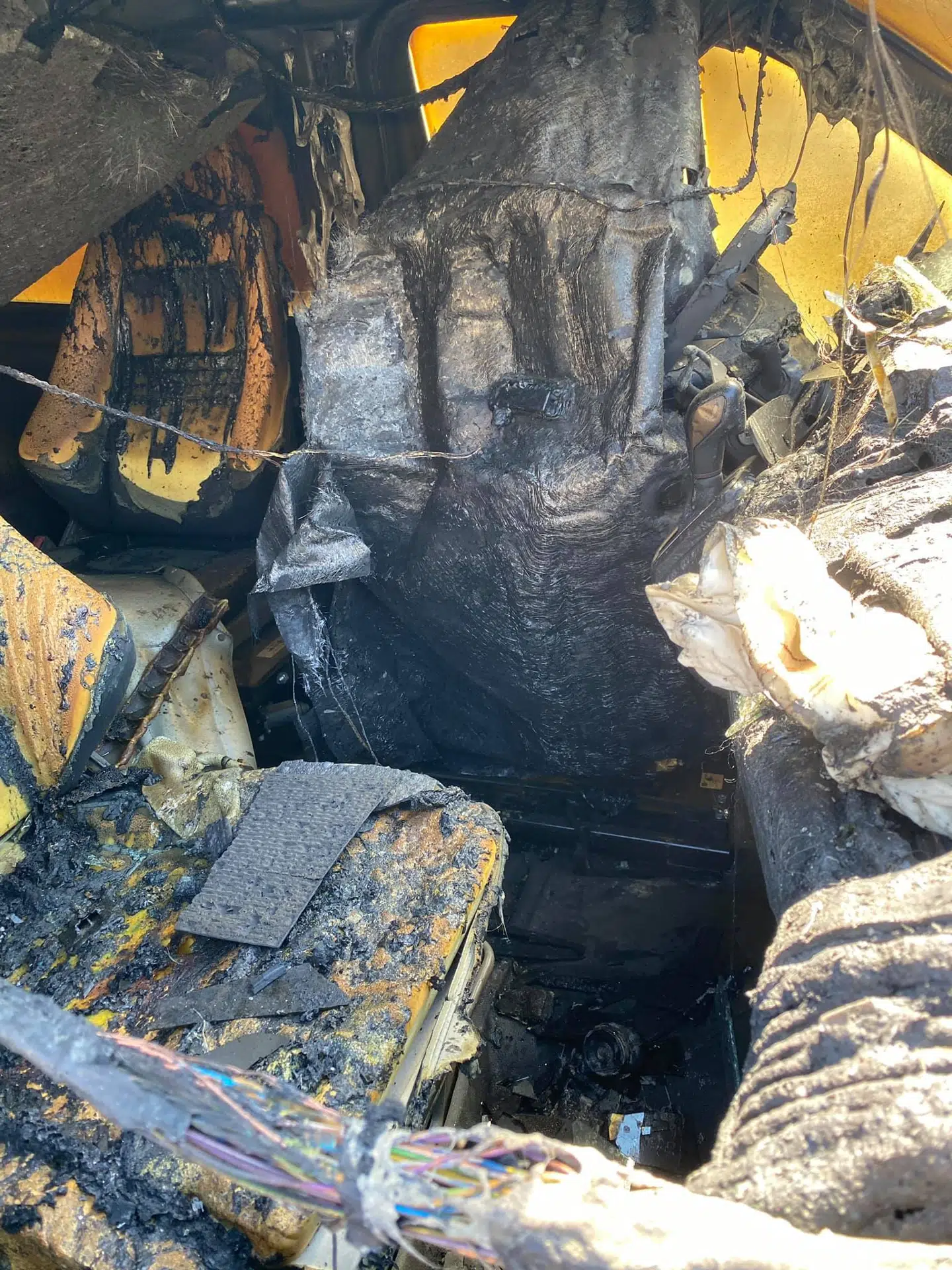 Her ses den brændte bus indefra