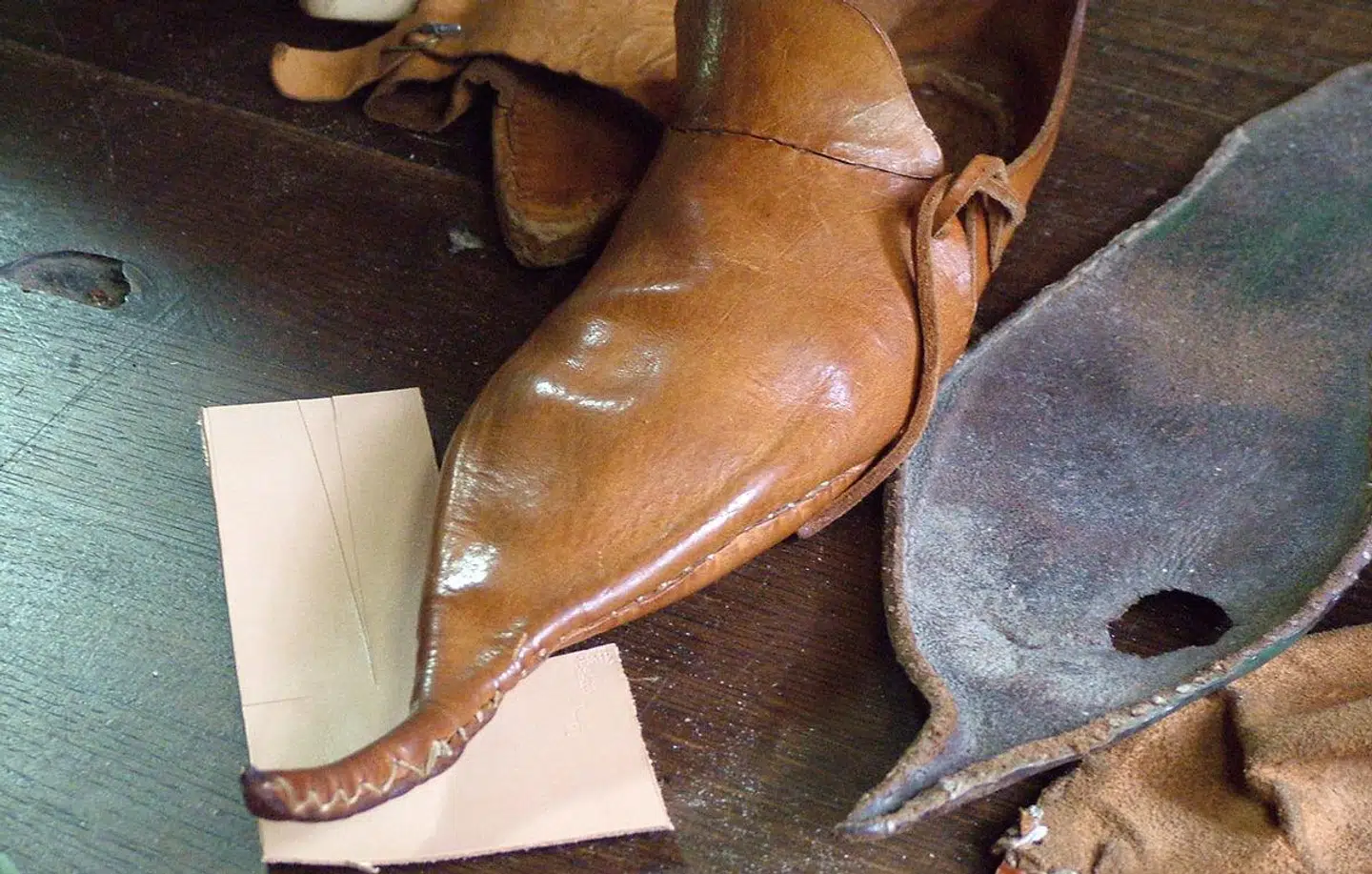 Det er spidse sko som disse her, der gav folk knyster på fødderne helt tilbage i middelalderen.