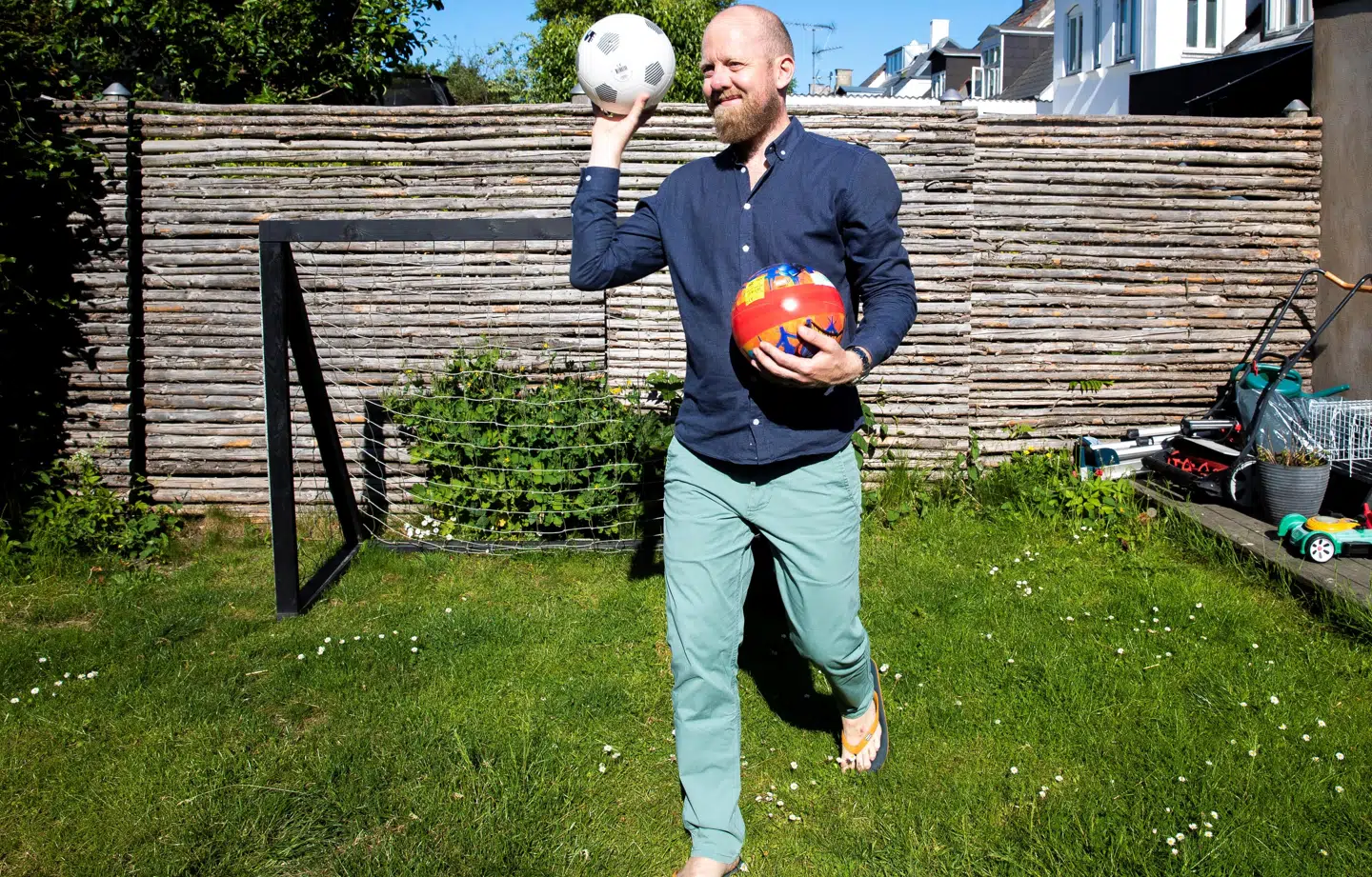 Mikkel Riis-Jørgensen lever i dag et normalt liv med familie, job, venner og hus på Amager. Foto: Henrik Petersen/Byrd.